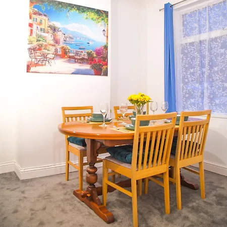 Lucky 7 - Near Bae, Docks, Lakes, - Ideal For Trade And Families - 2 Bedrooms - One Double Bed In Each Bedroom - Max 4 Guests 펜션 배로우인퍼니스