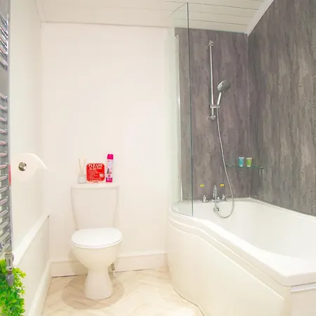 Lucky 7 - Near Bae, Docks, Lakes, - Ideal For Trade And Families - 2 Bedrooms - One Double Bed In Each Bedroom - Max 4 Guests * 배로우인퍼니스