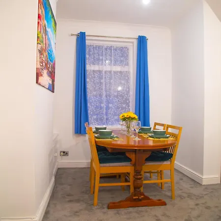 Lucky 7 - Near Bae, Docks, Lakes, - Ideal For Trade And Families - 2 Bedrooms - One Double Bed In Each Bedroom - Max 4 Guests 펜션 배로우인퍼니스
